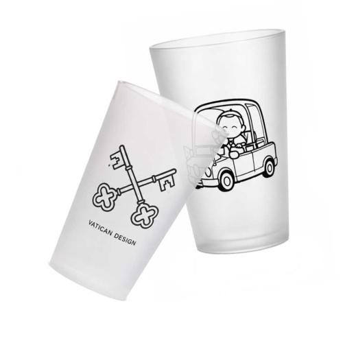 kubek z papieżem Leonem XIV w papamobile