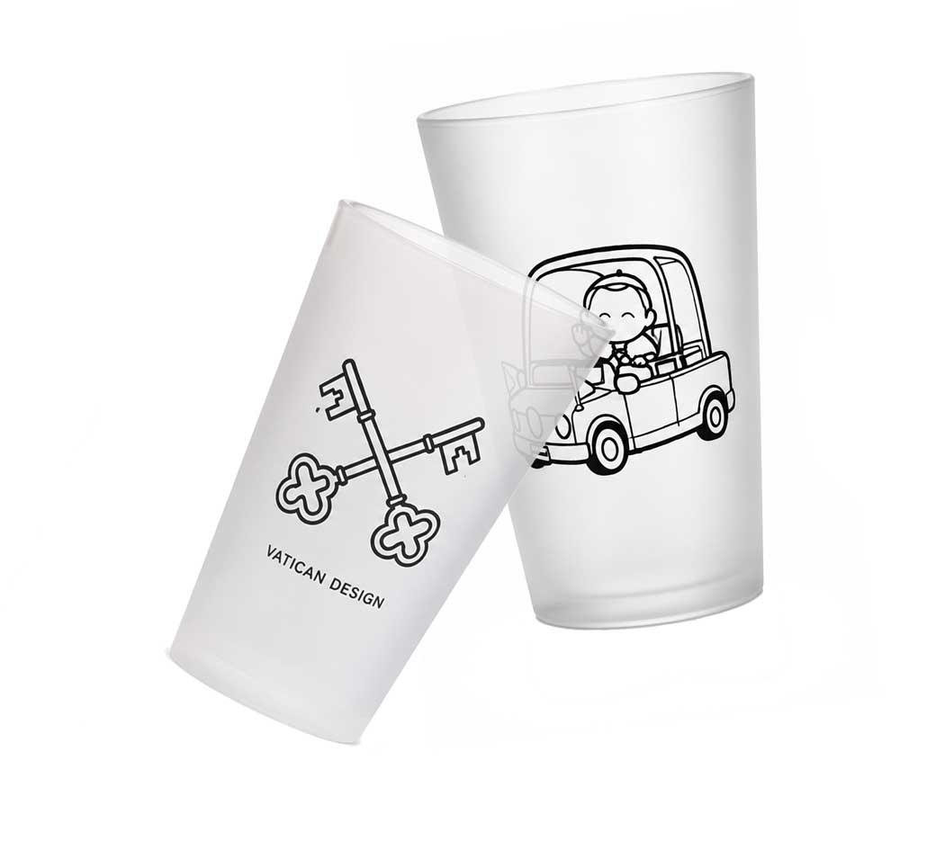 kubek z papieżem Leonem XIV w papamobile